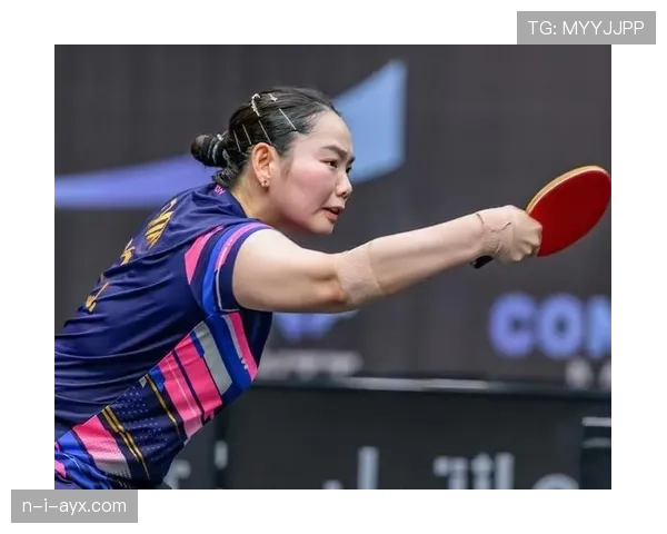 何卓佳一脱下战袍，手上那块表亮得像领奖台，路人完全掉线