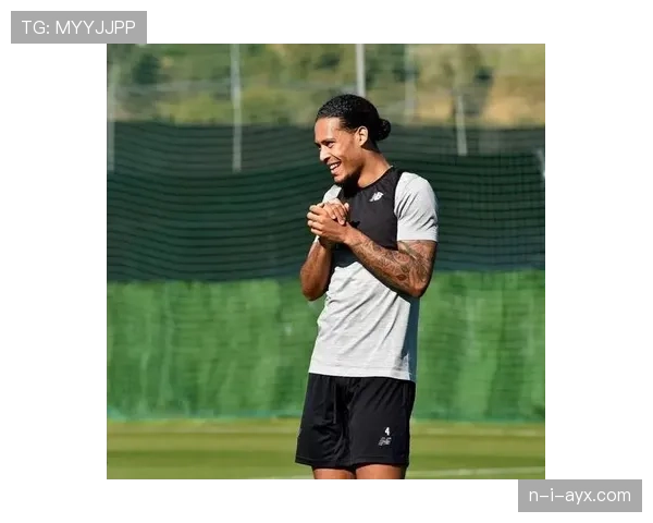 范迪克这身材管理是认真的？场下喝口水都像在拍广告